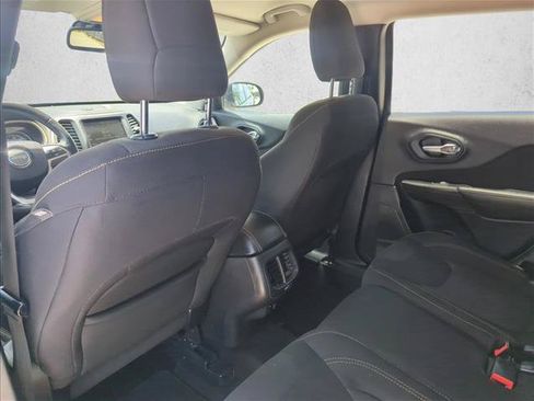 Used 2016 Jeep Cherokee Latitude FWD image 17