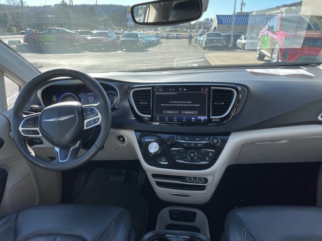 Used 2023 Chrysler Pacifica Touring-L FWD image 7