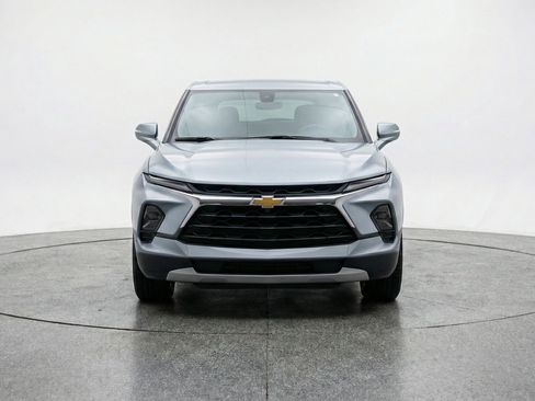 Used 2025 Chevrolet Blazer LT FWD image 2