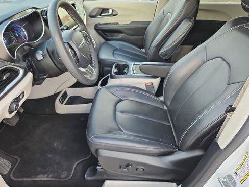 Used 2024 Chrysler Pacifica Limited FWD image 18