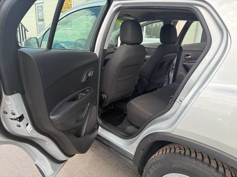 Used 2020 Chevrolet Trax LS FWD image 10
