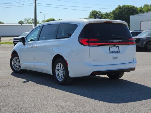 New 2027 Chrysler Pacifica Select FWD image 5
