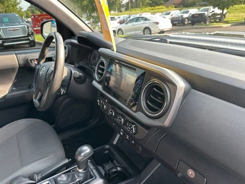Used 2018 Toyota Tacoma TRD Sport w/ Four Season Floor Mat Package AWD/4WD image 21