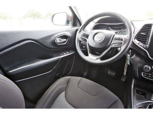 Used 2020 Jeep Cherokee Latitude w/ Mopar Interior Package FWD image 11