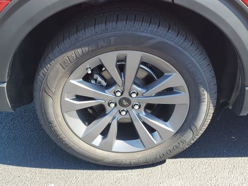 Certified 2024 Ford Explorer XLT w/ Equipment Group 202A RWD image 5