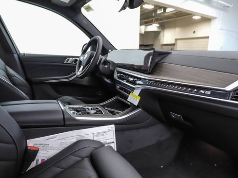 Used 2026 BMW X5 xDrive50e w/ Executive Package image 29