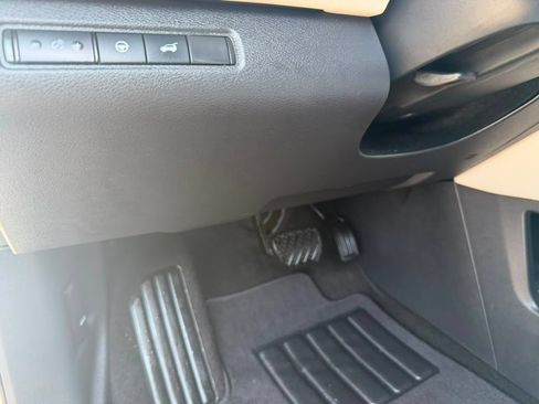 Used 2024 Nissan Pathfinder SL w/ Black Appearance Package AWD/4WD image 10