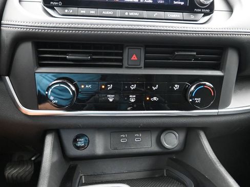 Used 2024 Nissan Rogue S FWD image 17