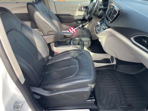 Used 2020 Chrysler Pacifica Touring-L image 20