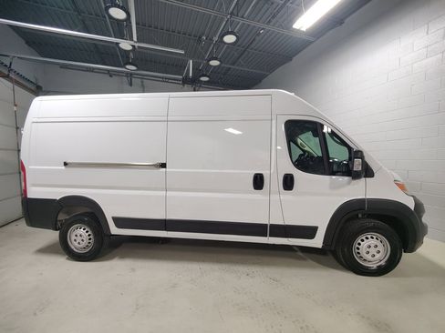 Used 2024 RAM ProMaster 2500 w/ Convenience Group FWD image 4