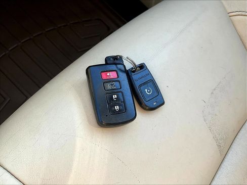 Used 2017 Toyota Highlander XLE image 31