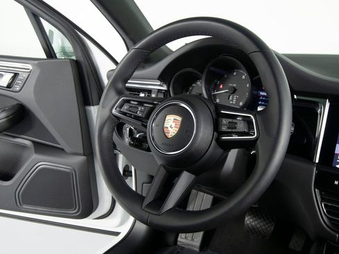 Certified 2025 Porsche Macan AWD/4WD image 30