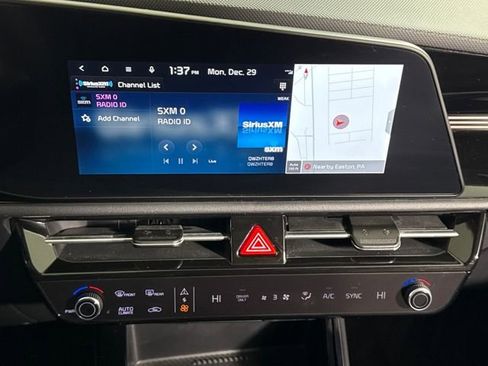 Used 2025 Kia Niro EX w/ EX Cold Weather Package image 18