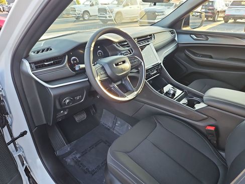 New 2025 Jeep Grand Cherokee Laredo w/ Luxury Tech Group I image 17