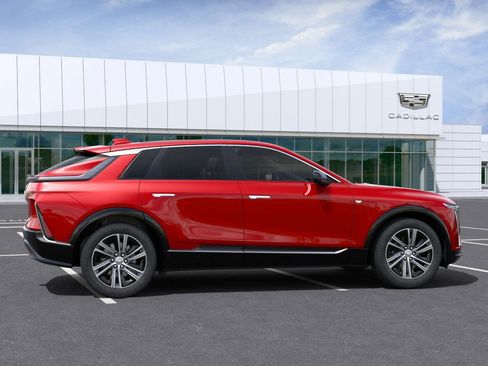 New 2025 Cadillac Lyriq Luxury RWD image 8