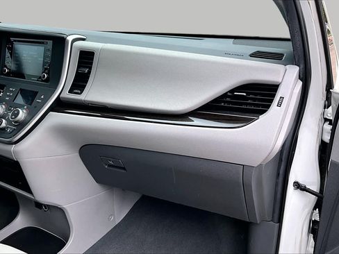 Used 2020 Toyota Sienna XLE Premium FWD image 17