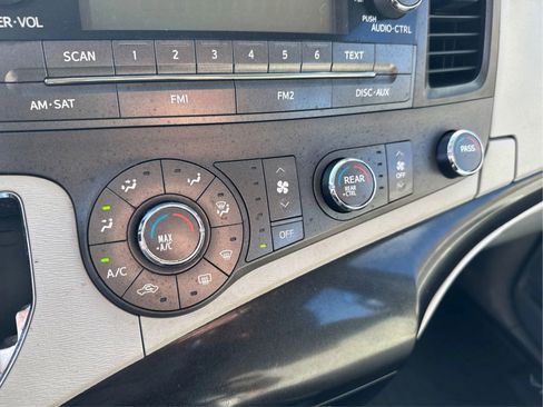 Used 2014 Toyota Sienna L image 26