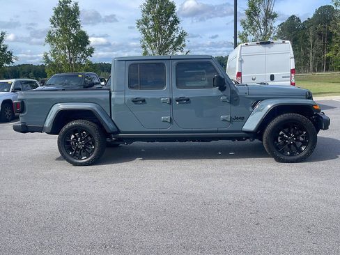 Used 2025 Jeep Gladiator Sport AWD/4WD image 8