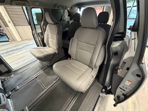 Used 2020 Toyota Sienna XLE Premium AWD/4WD image 8