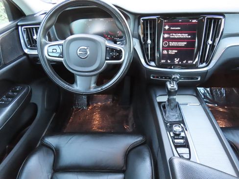 Used 2021 Volvo S60 T6 Inscription image 12
