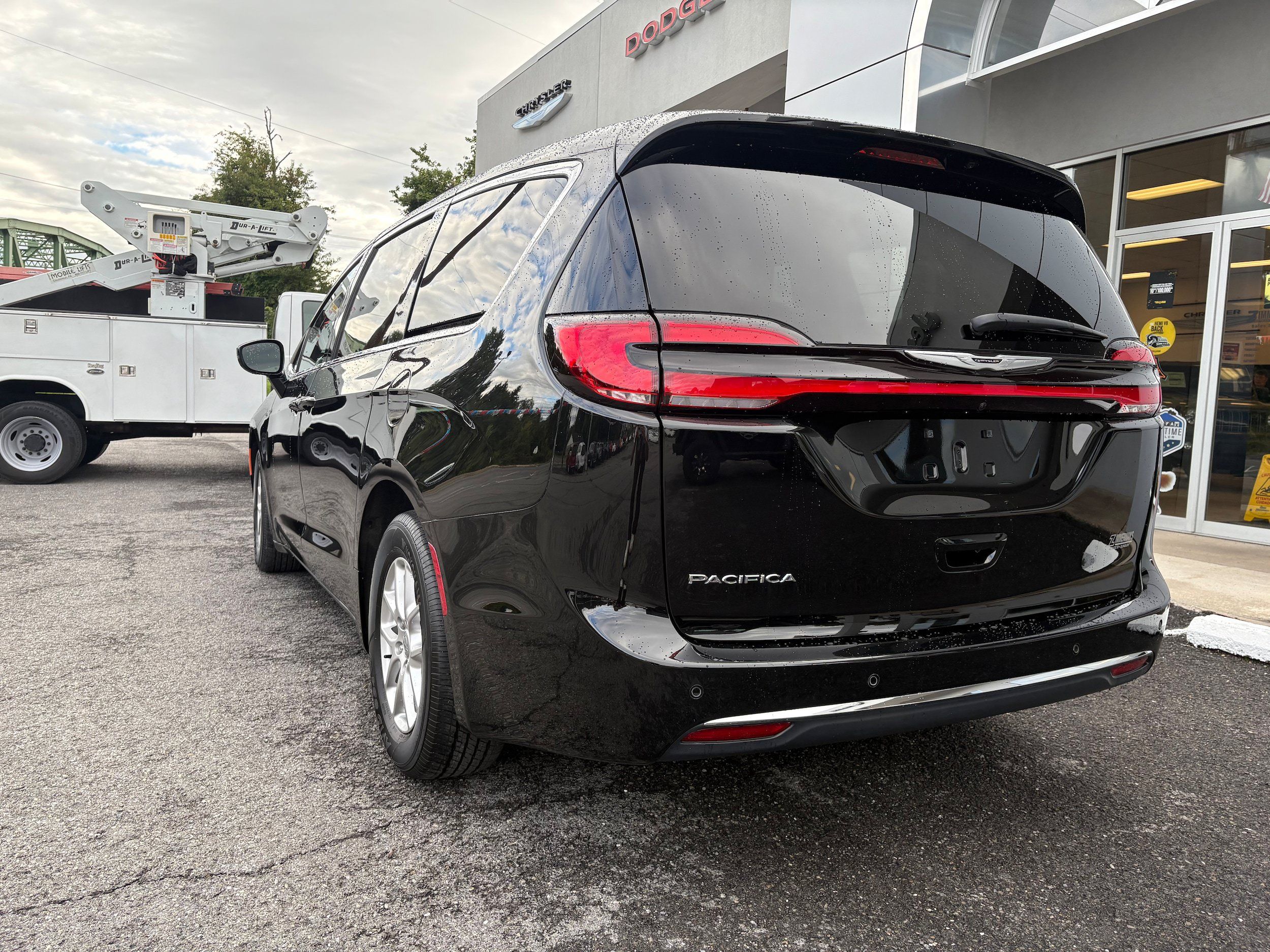 Certified 2025 Chrysler Pacifica Select FWD image 9