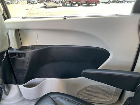Used 2023 Chrysler Pacifica Touring-L FWD image 42
