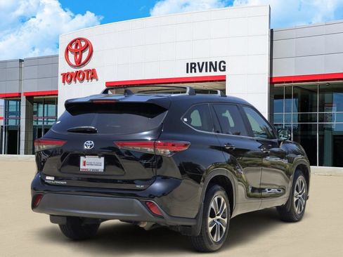 Used 2023 Toyota Highlander XLE FWD image 4