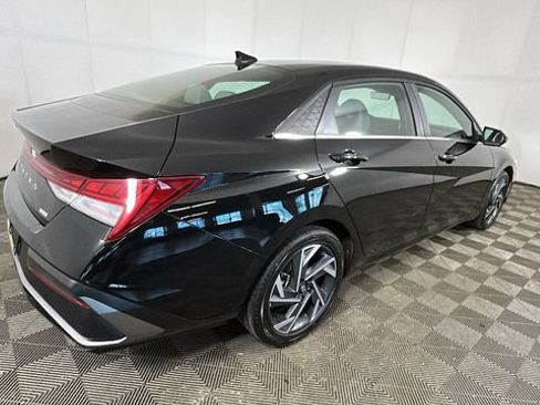 Used 2025 Hyundai Elantra Limited FWD image 3