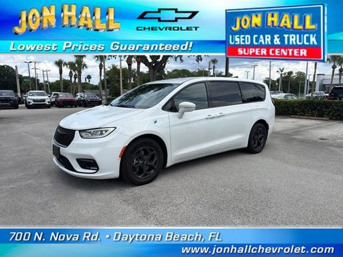 Used 2022 Chrysler Pacifica Touring-L w/ Uconnect Theater Family Group FWD image 2