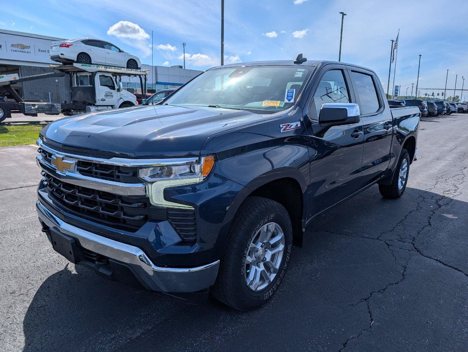 Used 2023 Chevrolet Silverado 1500 LT w/ Z71 Off-Road Package AWD/4WD image 4