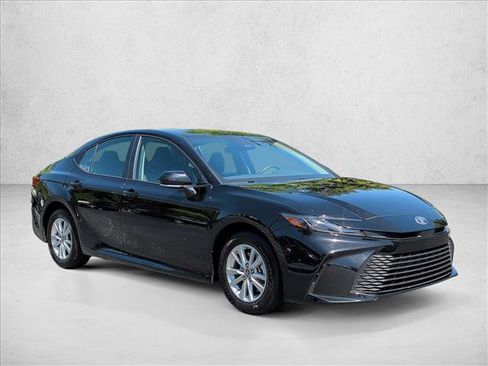 Used 2025 Toyota Camry LE FWD image 3