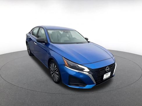 Used 2025 Nissan Altima 2.5 SV image 3