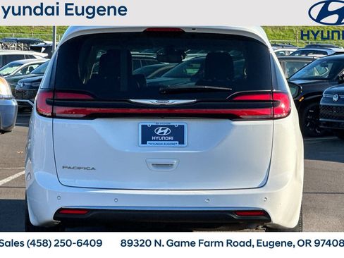 Used 2024 Chrysler Pacifica Touring-L image 4