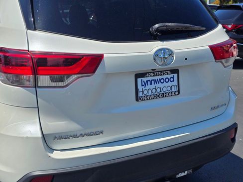 Used 2019 Toyota Highlander XLE AWD/4WD image 14