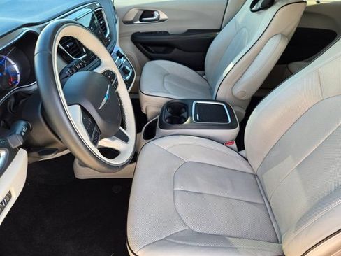 Used 2020 Chrysler Pacifica Limited w/ Advanced Safetytec Group FWD image 12