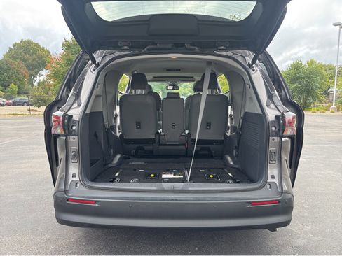 Used 2024 Toyota Sienna XLE image 19