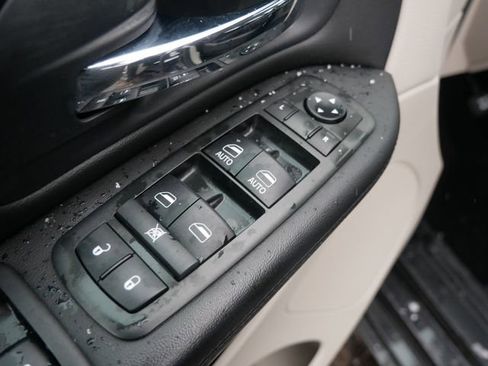 Used 2012 Dodge Grand Caravan SXT image 18