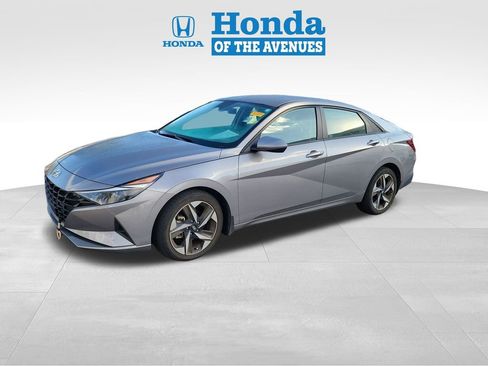 Used 2023 Hyundai Elantra SEL w/ Convenience Package FWD image 3