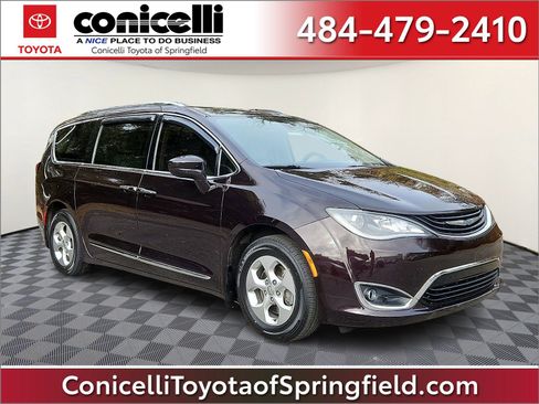 Used 2018 Chrysler Pacifica Touring-L image 1