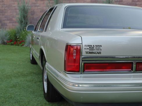 Used 1997 Lincoln Town Car Signature RWD image 29