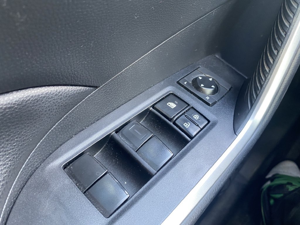 Used 2019 Toyota RAV4 XLE w/ Convenience Package FWD image 11