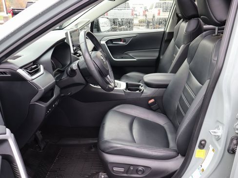 Used 2020 Toyota RAV4 XLE Premium image 3