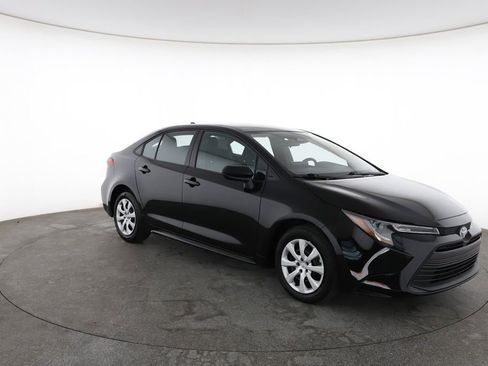 Used 2025 Toyota Corolla LE image 2
