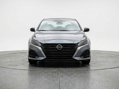 Used 2025 Nissan Altima 2.5 SV image 2