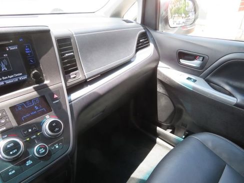 Used 2017 Toyota Sienna SE image 25