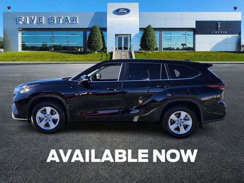 Used 2024 Toyota Highlander LE image 4