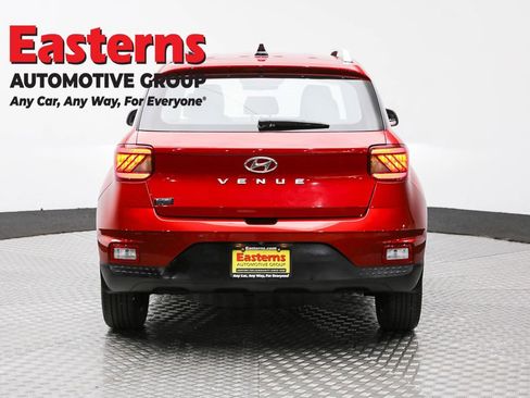 Used 2022 Hyundai Venue Limited image 6