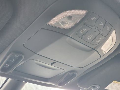 Used 2024 Chrysler Pacifica Premium image 21