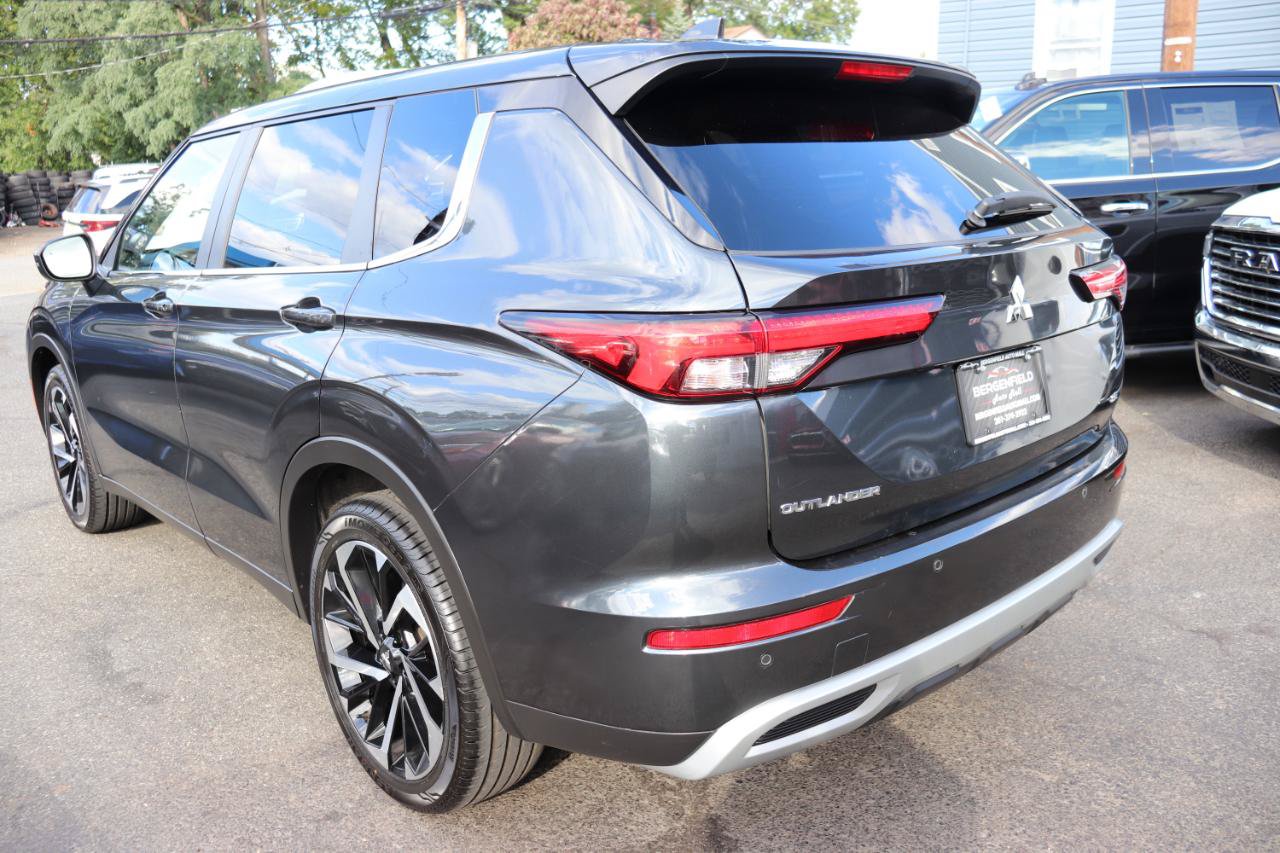 Used 2024 Mitsubishi Outlander AWD image 3