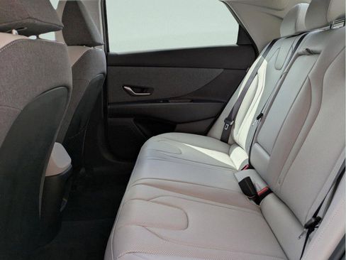 Used 2025 Hyundai Elantra Limited image 12